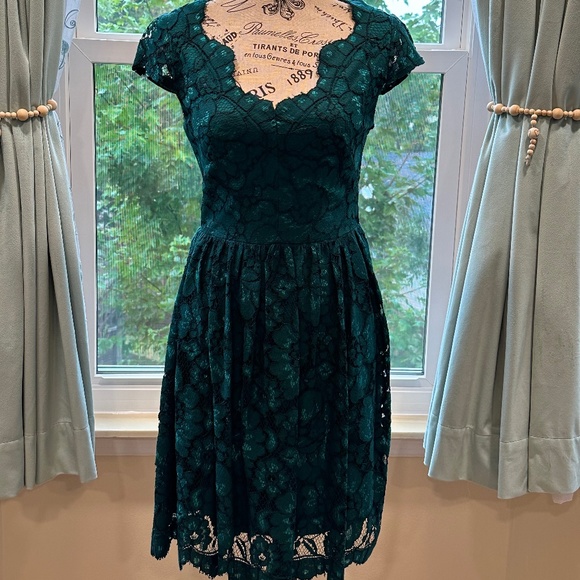 Betsy Johnson Emerald Green Lace Cocktail Dress - Picture 1 of 8